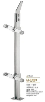 درابزين زجاجي في الدرج